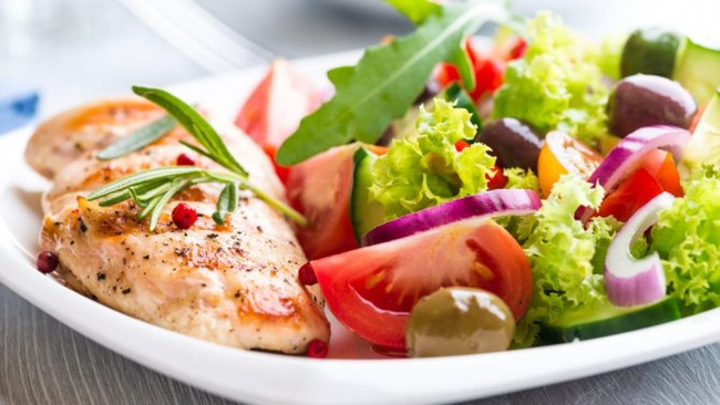 Ensalada de verduras y pescado en dieta proteica