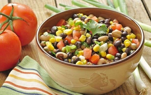 La ensalada de verduras dietéticas se puede incluir en el menú si pierde peso con una nutrición adecuada