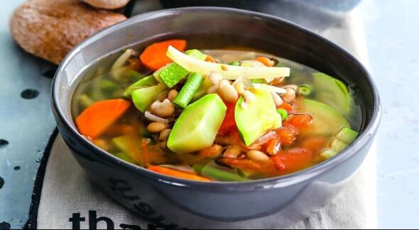 Sopa de verduras un primer plato simple en el menú de la dieta Maggi